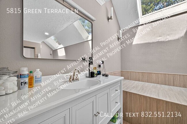 Building Photo - 5815 Green Terrace Ln