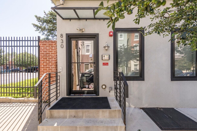 Building Photo - 830 S 4th St