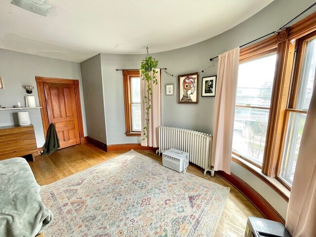 Building Photo - 3 Bedroom Apartment Superior Location South End of Burlington VT Available between 6/5-6/15