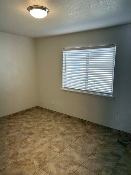 Building Photo - 1014 Elm St