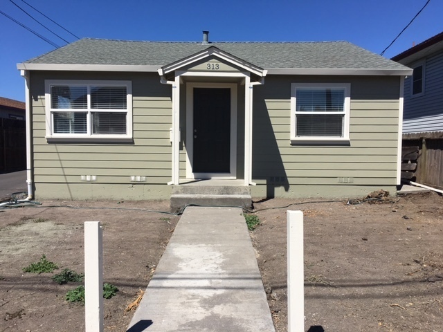 Building Photo - West Side 3 bedroom 2 bath Gorgeous Remodel