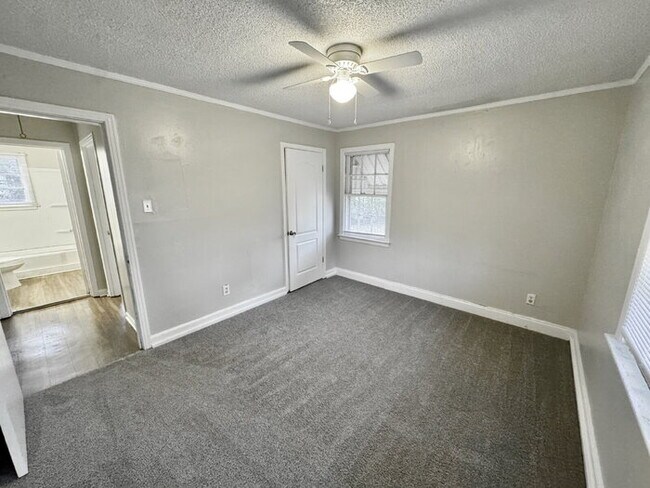 Building Photo - 4130 Pikes Peak Ave