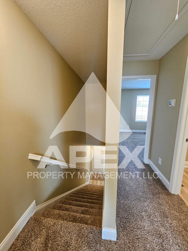 Building Photo - AVALON TOWNHOMES – LIKE NEW - 2 Bd/2.5 Ba Townhome off Topside Road with convenient access to Mar...