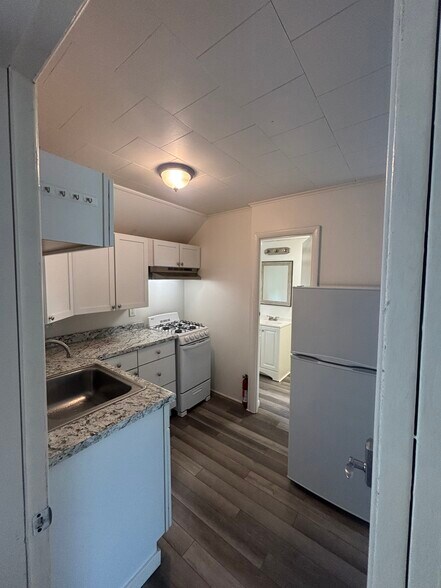 Kitchen - 130 Grafton Ave