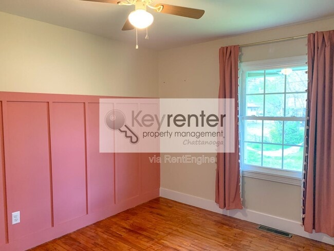 Building Photo - 827 Woodmore Ln