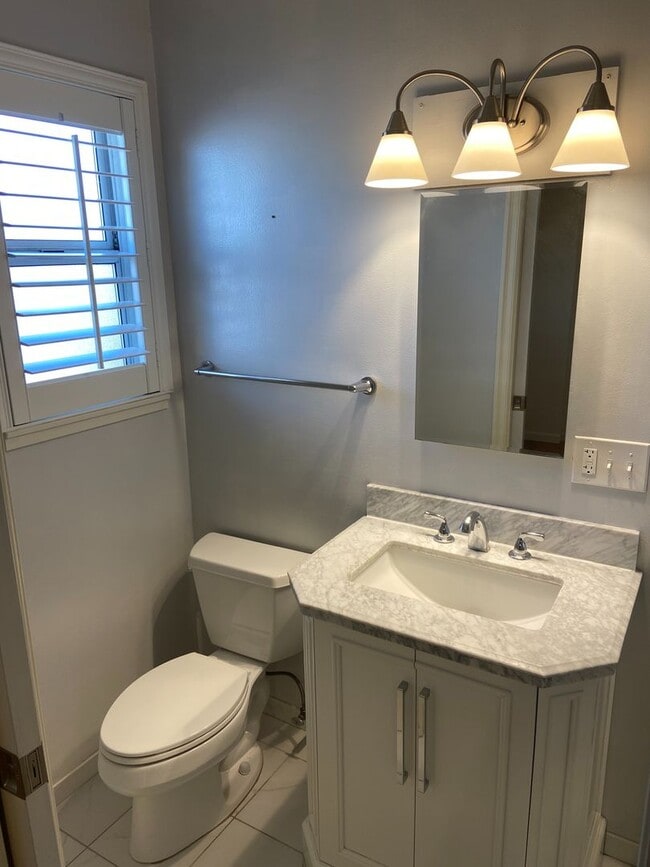 Building Photo - Folsom 3 Bdrm, 2 bath