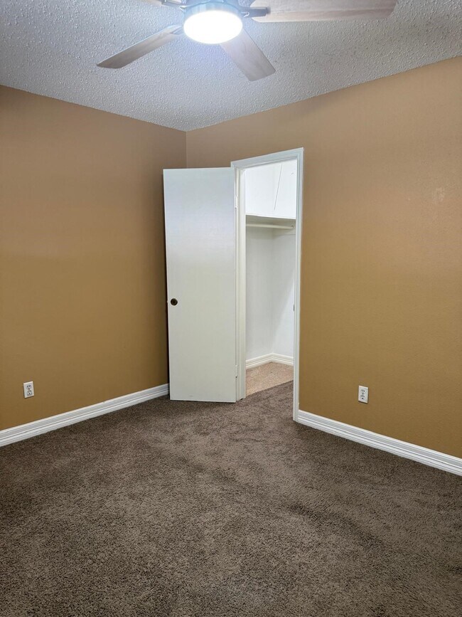 Building Photo - 6402 Del Monte Dr