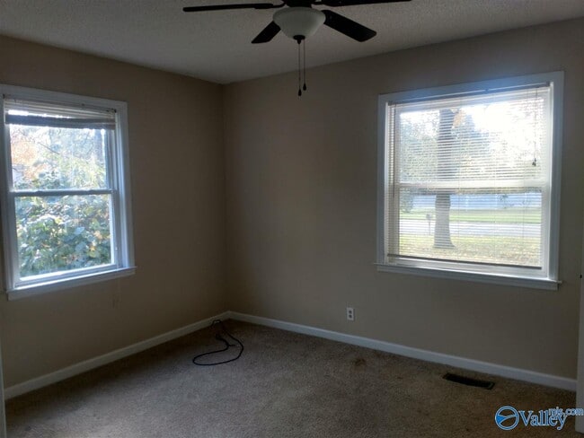 Building Photo - 2035 Vanderbilt Dr SW