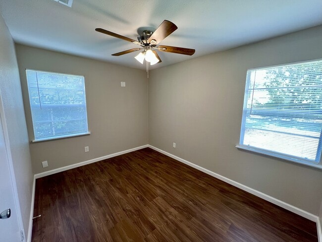 Building Photo - 4204 Bowling Green St