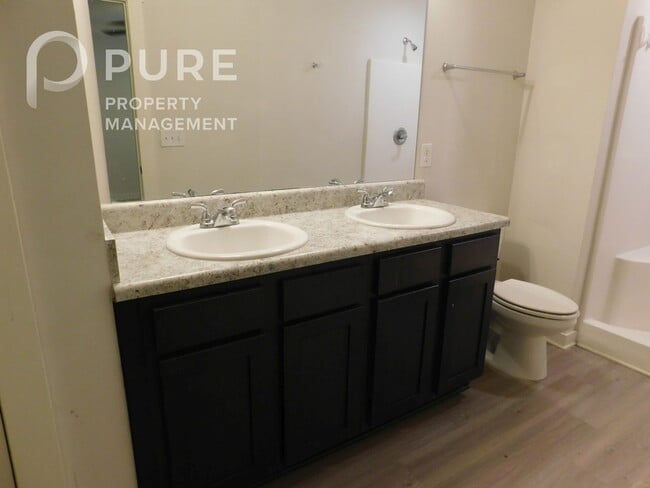 Building Photo - 672 The Heights Ln