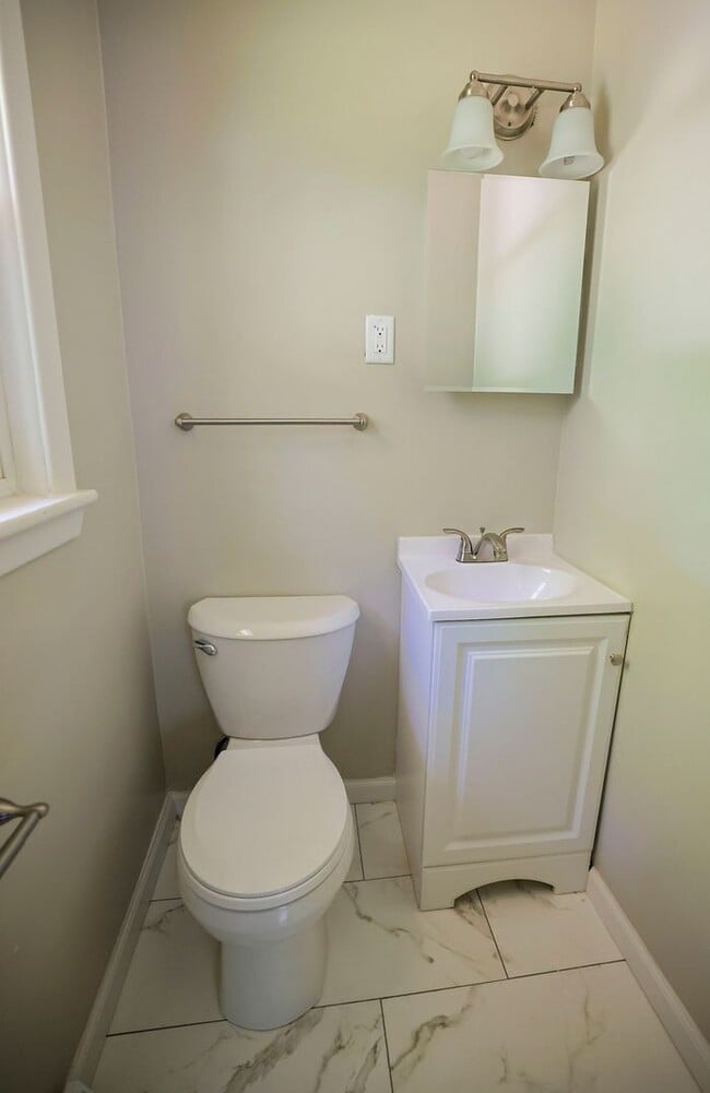 Building Photo - Fully Remodeled & Move-in Ready!