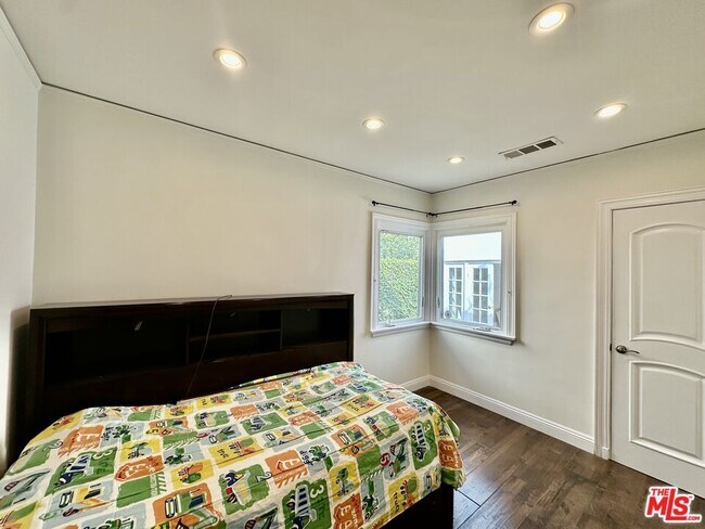 Building Photo - 128 S Swall Dr