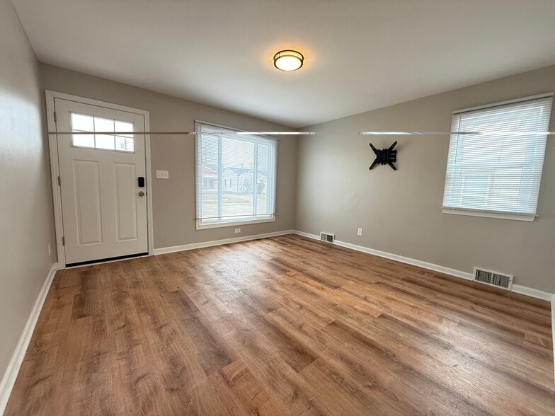 Building Photo - 14310 Hobart Ave