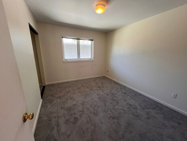 Building Photo - 2 Bedroom Duplex For Rent In Hood River