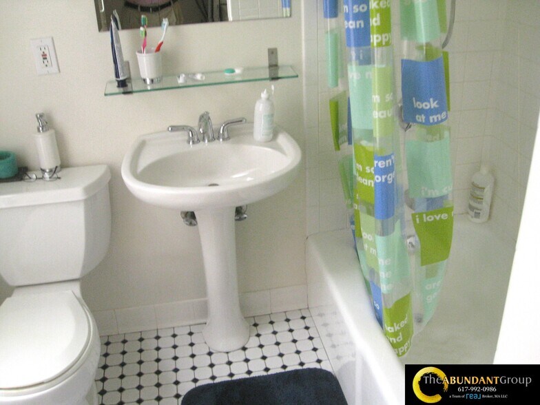 Building Photo - 17 Centre St