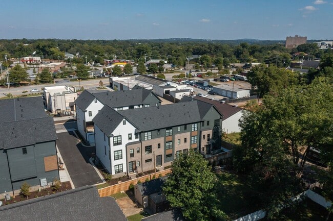 Building Photo - 2 BR 2.5 BA- Downtown Greenville Townhome- FOR RENT