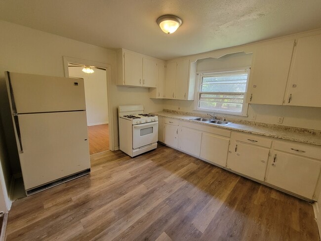 Building Photo - 1108 Hickory Ln