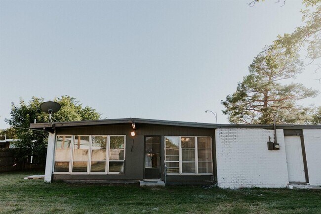 Building Photo - Charming 3/2/1 Home on a Quiet Cul-de-Sac