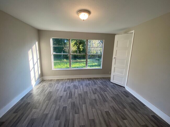 Building Photo - 1303 S Hart Ave