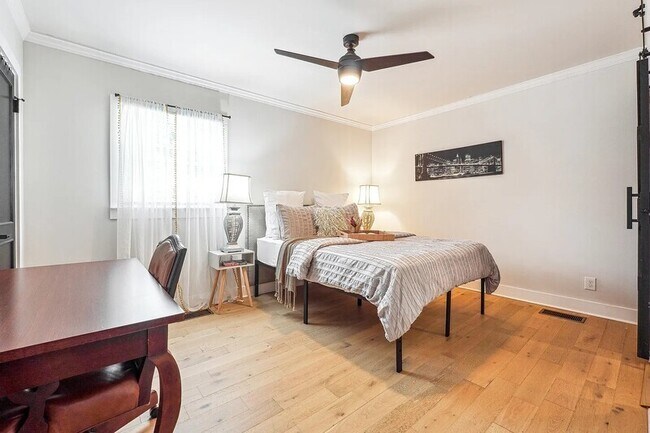 Building Photo - 2450 Hillcrest Dr