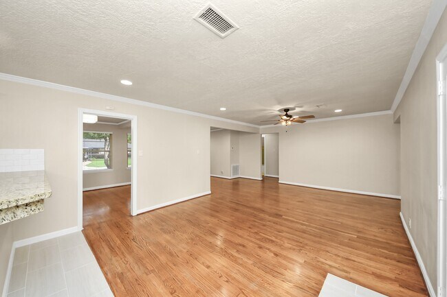Building Photo - 2215 Gardenia Dr