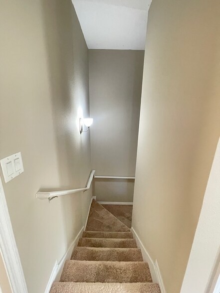 Building Photo - 2216 Betsy Ross Ln