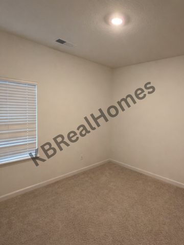 Building Photo - 450 Lilly Dr