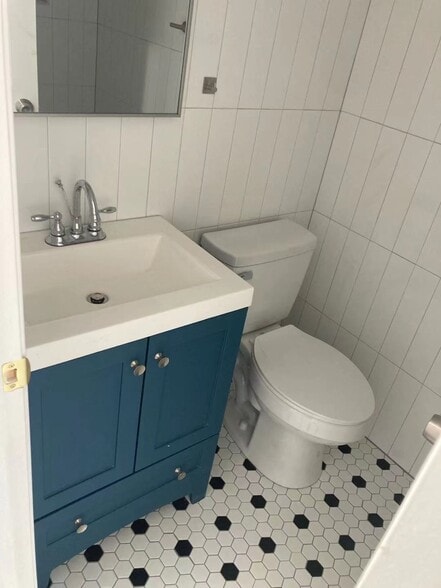 bath in bedroom 2 - 3219 Hamilton St