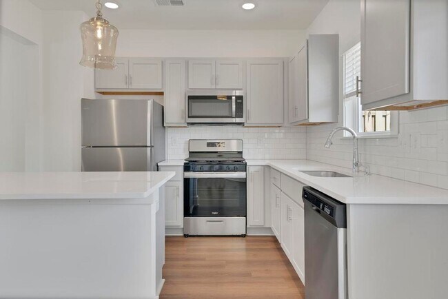 Building Photo - Spacious 3 Bedroom House with Primary Suite on Main Level