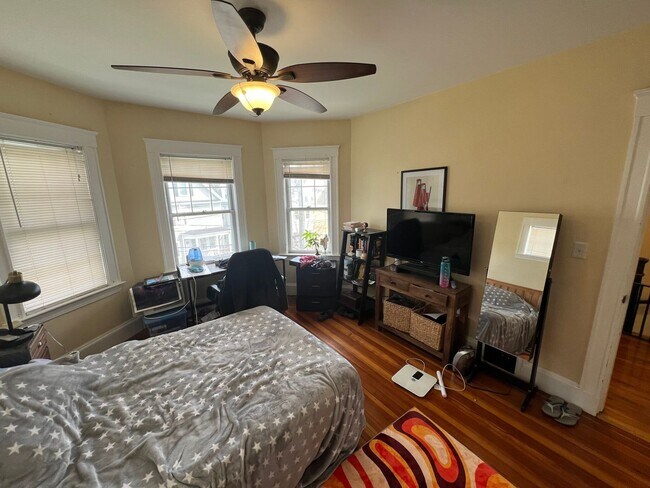 Building Photo - 9/1 Renovated 4BR/2BA with laundry in unit, AC near Porter/Harvard!