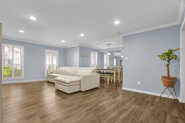 Building Photo - 351 N Post Oak Ln