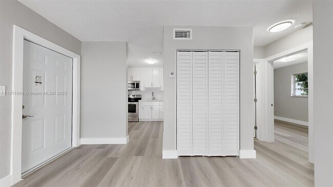 Building Photo - 329 SW 9th Ave