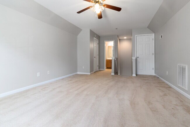 Building Photo - Spacious 4BR/3BA Home Near Downtown Durham | Deposit-Free Living | 1st-Floor Bedrooms