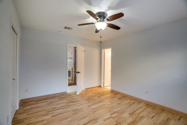 Building Photo - 5722 Shreveport Dr