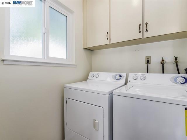 Building Photo - Park like end unit, move in condition with...