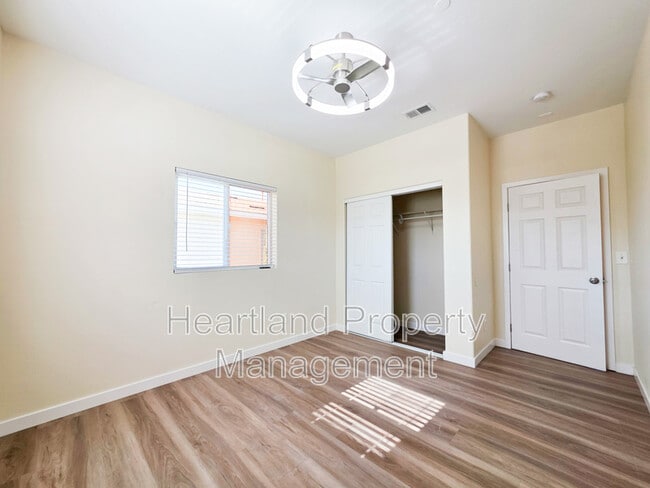 Building Photo - 690 N Grape St