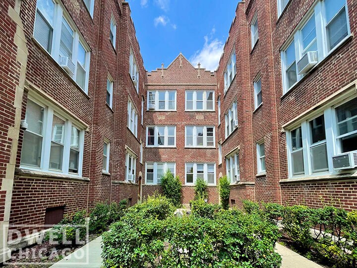 Building Photo - 3044 W Wellington Ave