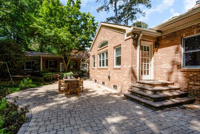 Building Photo - A rare estate-style rental in Thoroughgood