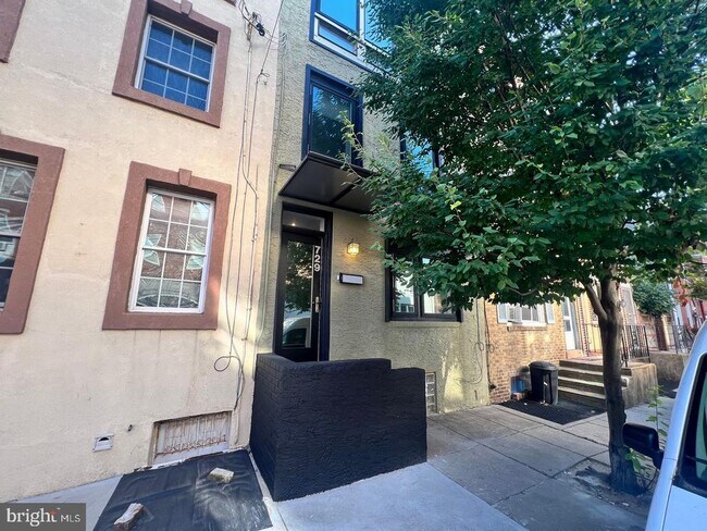 Building Photo - 729 S Hutchinson St