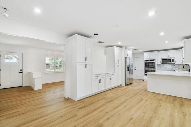 Building Photo - 4802 W Longfellow Ave