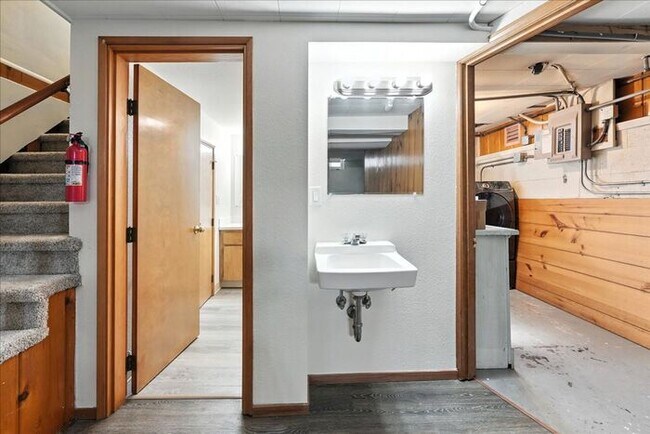 Building Photo - Spacious, Newly Renovated 5-Bedroom Home N...