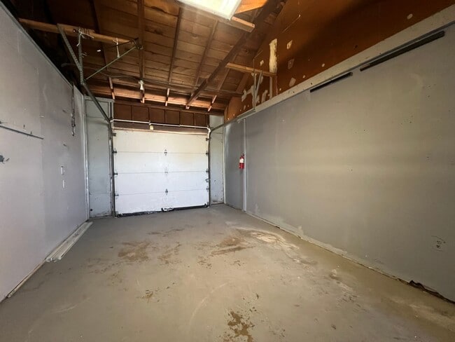 Building Photo - 2 Bed 1 Bath, 1 Car garage and W/D Hookups!