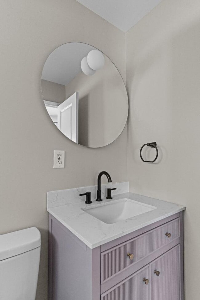 Building Photo - 2180 Glenoro Dr