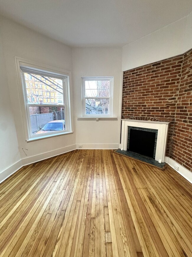 Building Photo - Centrally Located Renovated Large 1BR/1BA in Historic Dupont Circle Row House