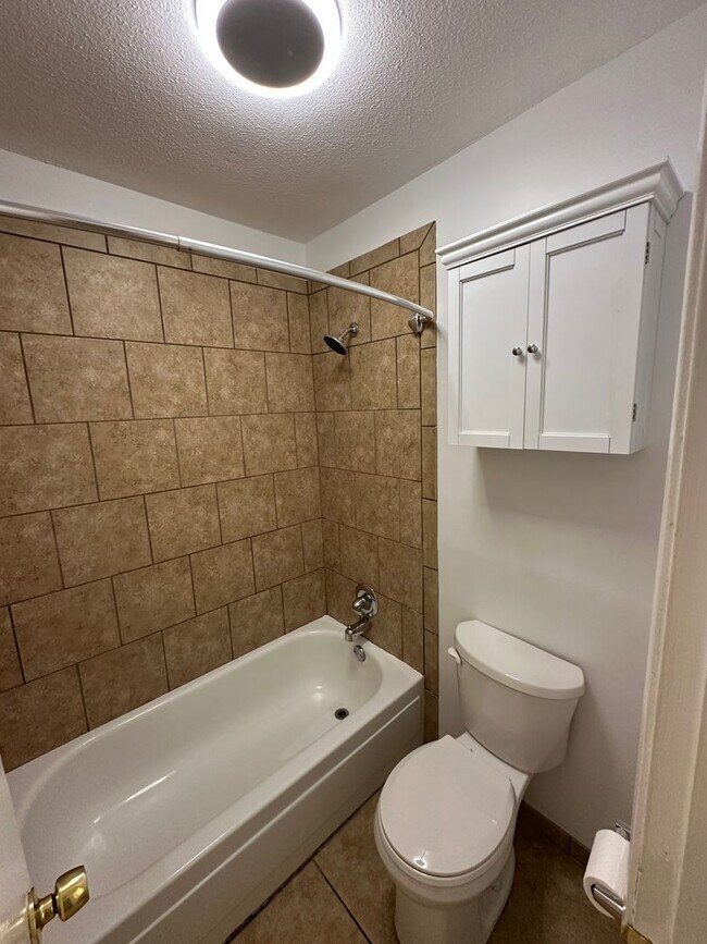 Building Photo - Condominium in Greenbrier! Near University of Memphis!