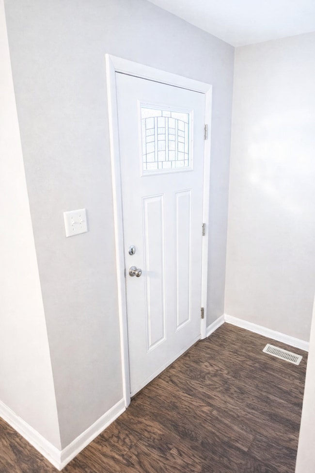 Building Photo - 2656 W 60th St