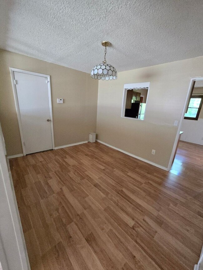 Building Photo - Great location 3 bed 1 bath with appliances!