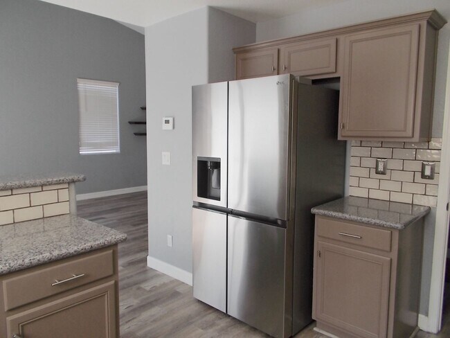 Building Photo - Modern 3-Bedroom Home in Prime Location wi...
