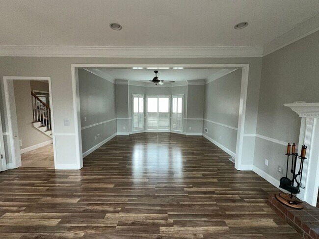 Building Photo - 2845 Stratfield Ct