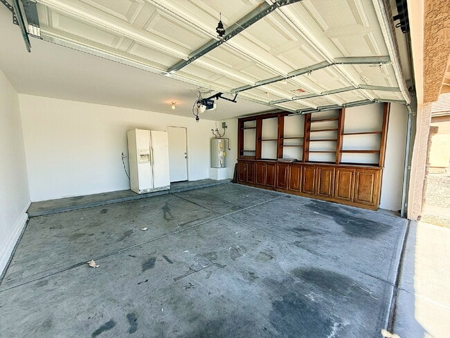 Building Photo - Freshly Painted 1-Story Home with Spacious Layout and Desert Landscaping!